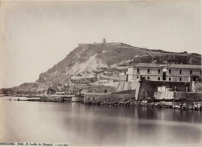 Vista antigua del castillo de Montjuïc y las Drassanes